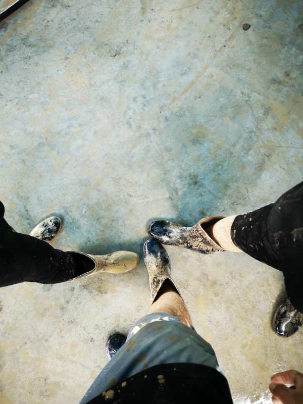 图为清淤工作中沾满泥巴的裤腿和雨靴.南京工业大学研支团 供图